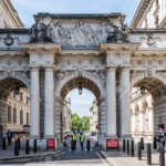 DE ULTIMO MINUTO- SE ESCUCHARON DISPAROS CERCA KING CHALARLES.,