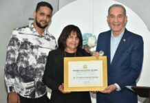 Ministro del MESCyT recibe reconocimientos por sus aportes a la educación dominicana