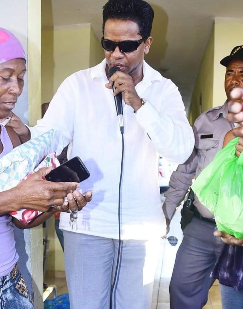 Encontrarme con personas dirigentes comunitarios, lideres sociales y presidentes de juntas de vecinos honradas y honestas, nos ha motivado a llevarles diferentes ayudas sociales.