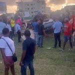 Conductor temerario impacta a alta velocidad con un poste en el boulevard turístico.