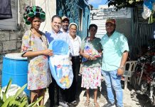 Dirigencia Partido Cívico Renovador y empresario realizan entrega de canastillas y raciones alimenticias en barrios de veron punta cana.