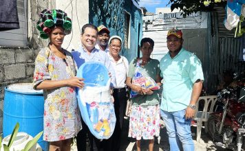 Dirigencia Partido Cívico Renovador y empresario realizan entrega de canastillas y raciones alimenticias en barrios de veron punta cana.