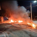 Comunidad de villa la fe se tira a las calles quemando gomas en protesta por el mal estado de la vía principal