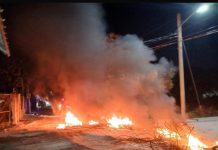 Comunidad de villa la fe se tira a las calles quemando gomas en protesta por el mal estado de la vía principal