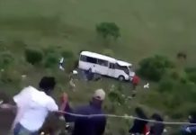 Autobús de transporte hotelero del hotel viva Miches se accidenta en la curva de María La Blanca Miches