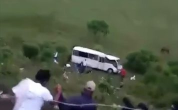 Autobús de transporte hotelero del hotel viva Miches se accidenta en la curva de María La Blanca Miches